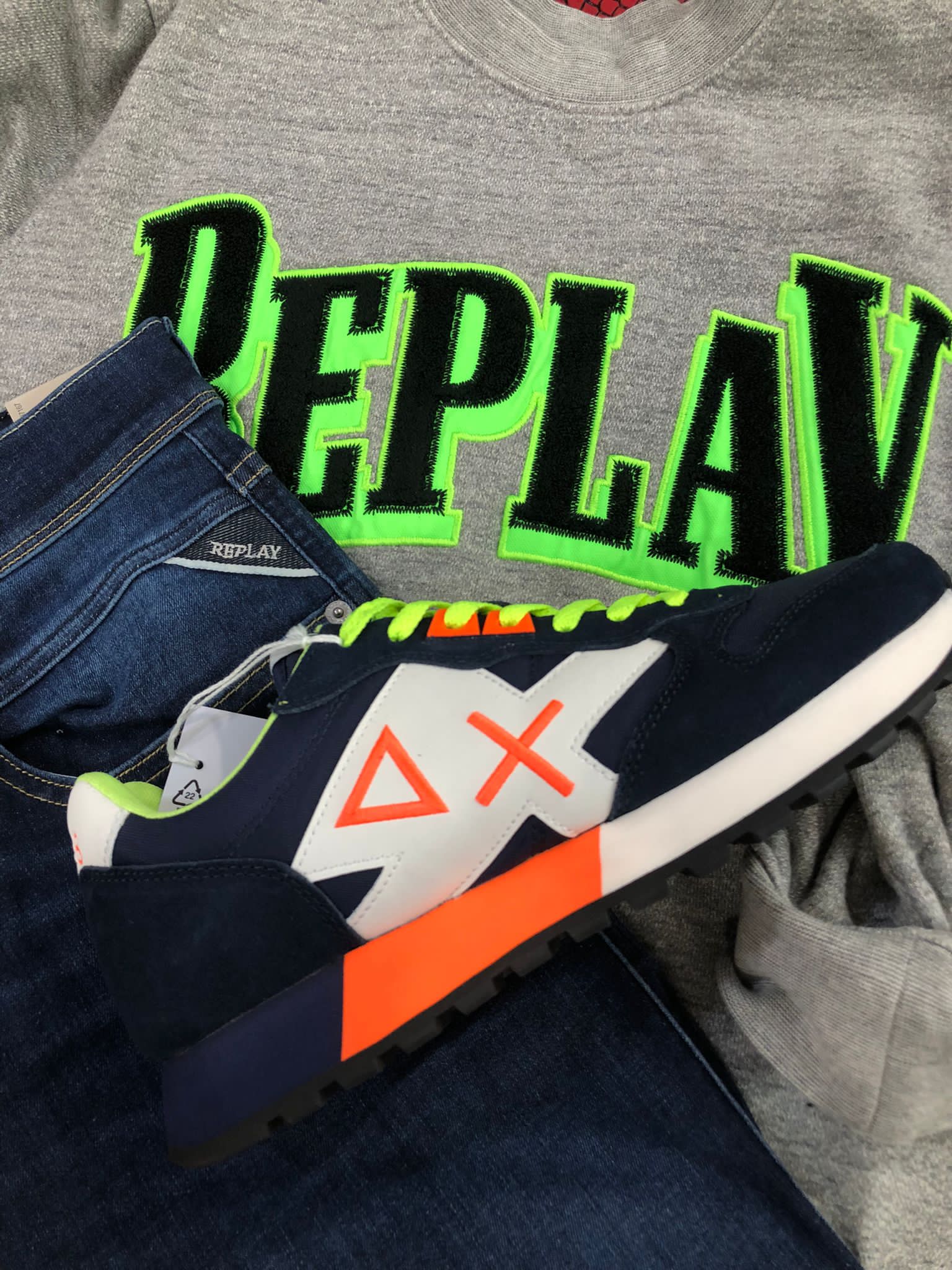 Outfit camiseta Replay, hyperflex Replay y sneakers Sun68